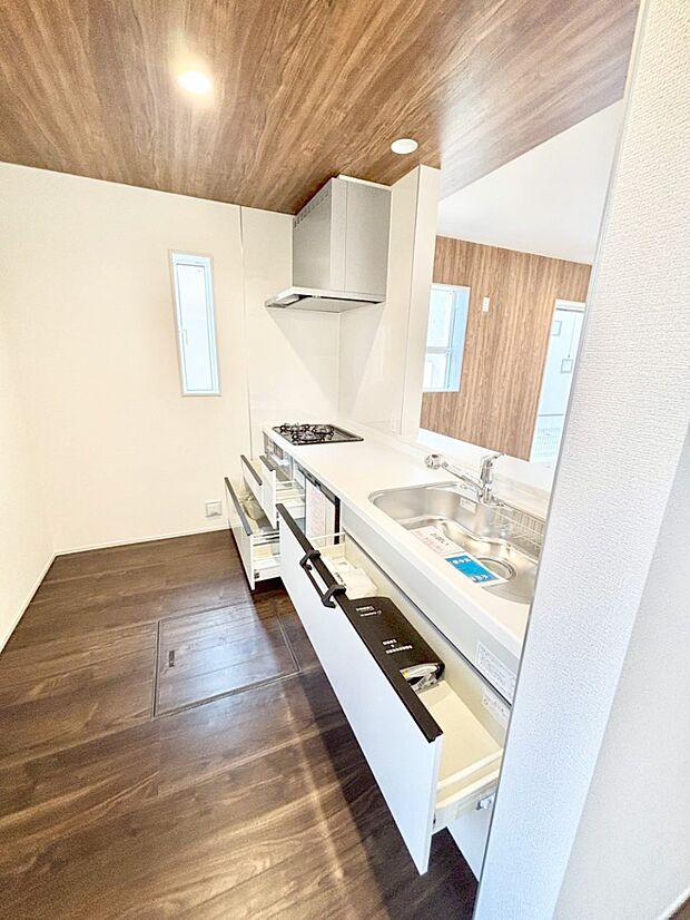 使いやすさを優先したスライド式収納タイプ！