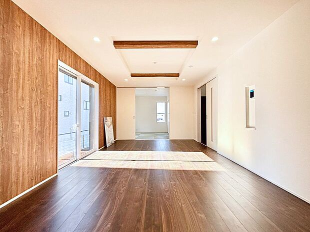 折り上げ天井は立体的な奥行きがあるので、天井が広く見えて開放的な空間を演出できます。