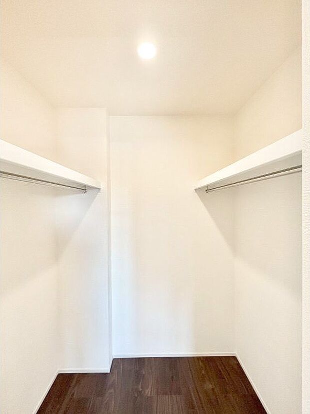 ウォークインクローゼット付きで生活空間を広く利用できます。