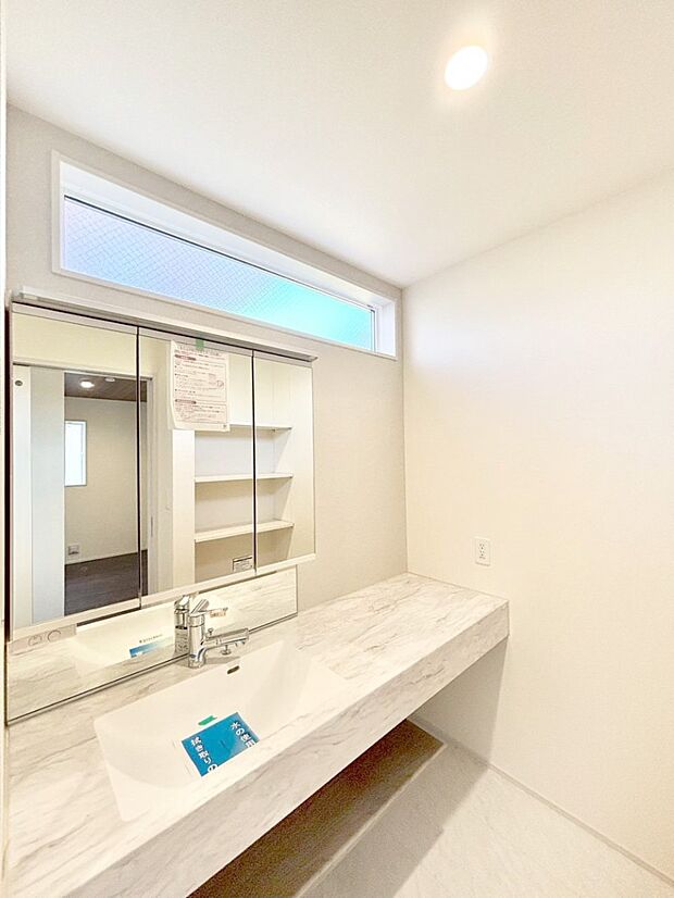 明るい洗面所は毎朝の身支度も楽しくできちゃいそうです。