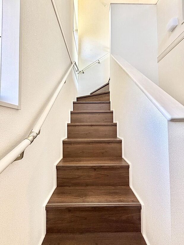 階段は手すり付きなので小さなお子さまやご高齢の方も安心です