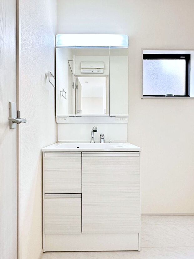 大きく見やすい三面鏡で清潔感ある洗面台は、身だしなみチェックや肌のお手入れにおすすめです。