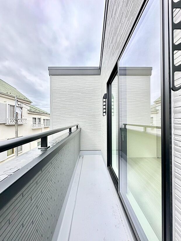 暖かな陽光が降り注ぐバルコニーはお洗濯におすすめ。爽やかな風も心地よいです。