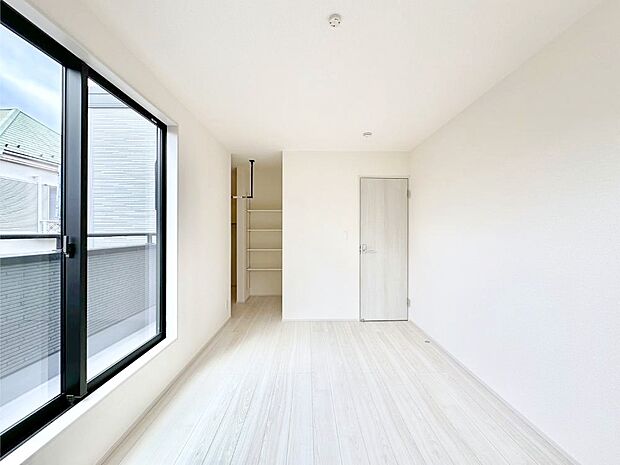 バルコニーが開放感をプラスしてくれる洋室