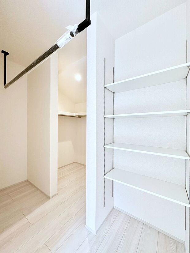 衣類をハンガーに掛けたまま収納できるWIC。衣類の整理整頓がしやすくて便利です!