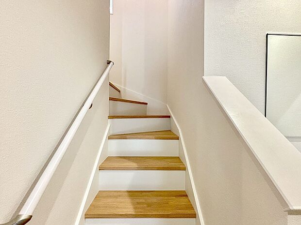 安全性を考慮し階段には手すりを設置しています