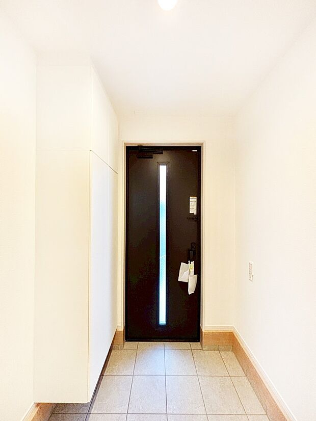 明るい玄関はお客様をお出迎えするのにぴったりです!