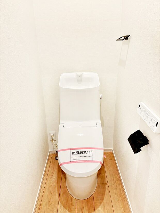 明るく清潔感のあるトイレです。