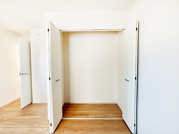 洋室のクローゼット。奥行きがあるので厚手の衣類もすっきり収まります。