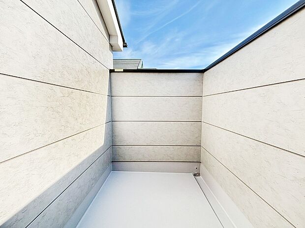 ゆったりバルコニーだから沢山お洗濯ものを干せます。