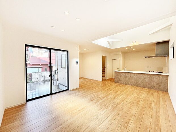 明るい陽光が注ぎ、寛ぎの雰囲気に満たされるダイニング。