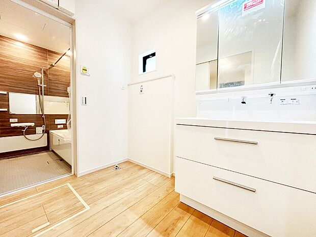 身支度もスムーズにおこなえる脱衣場。  