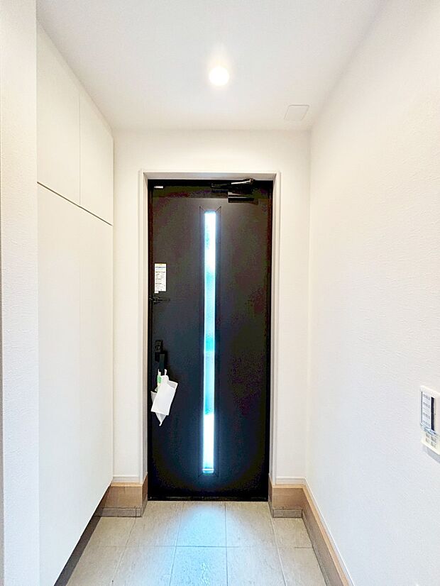 明るい陽光が入り込む玄関。ご家族の靴もスッキリ収納できる玄関収納付き!