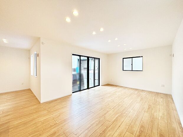 開放感ある広々リビングは明るい陽光が入り込む家族みんなの憩いの空間です!