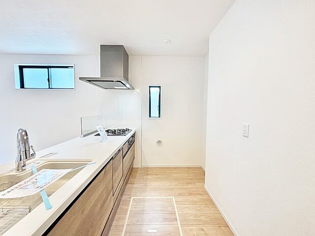 爽やかな風が通り抜けるキッチン。窓があるので明るく換気にも役立ちます。