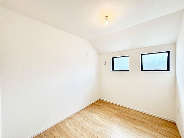 窓からのやさしい光が心地よいプライベートルーム