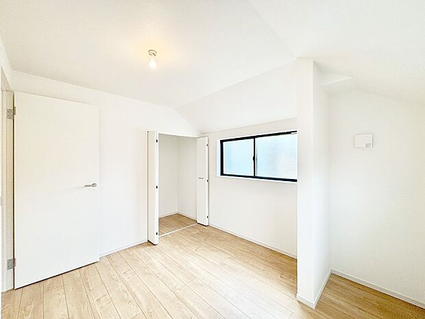 やさしい光がさしこむ居室はしっかり収納付き