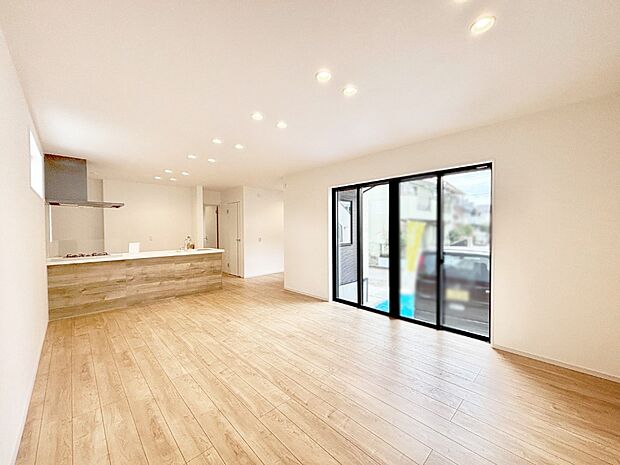 明るい陽光が注ぎ、寛ぎの雰囲気に満たされるダイニング