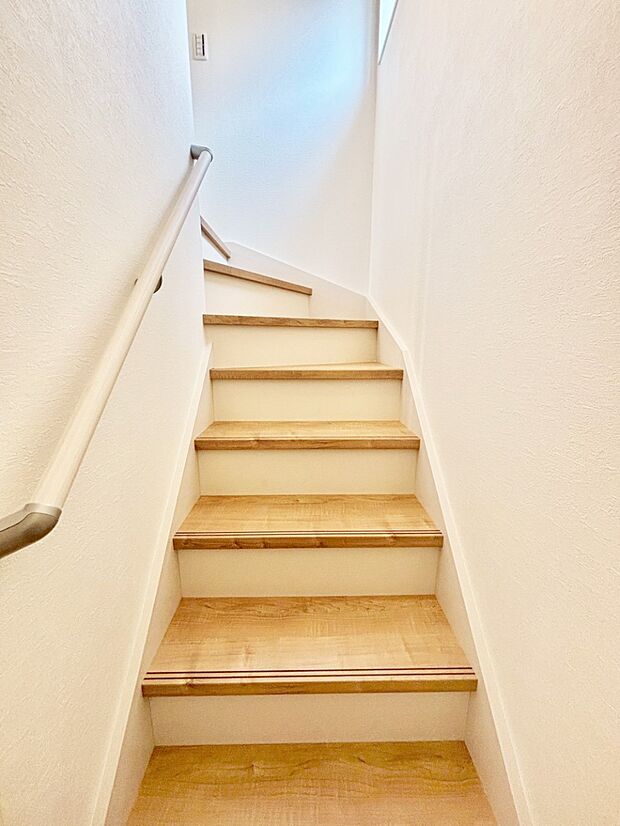 安全性を考慮し階段には手すりを設置しています