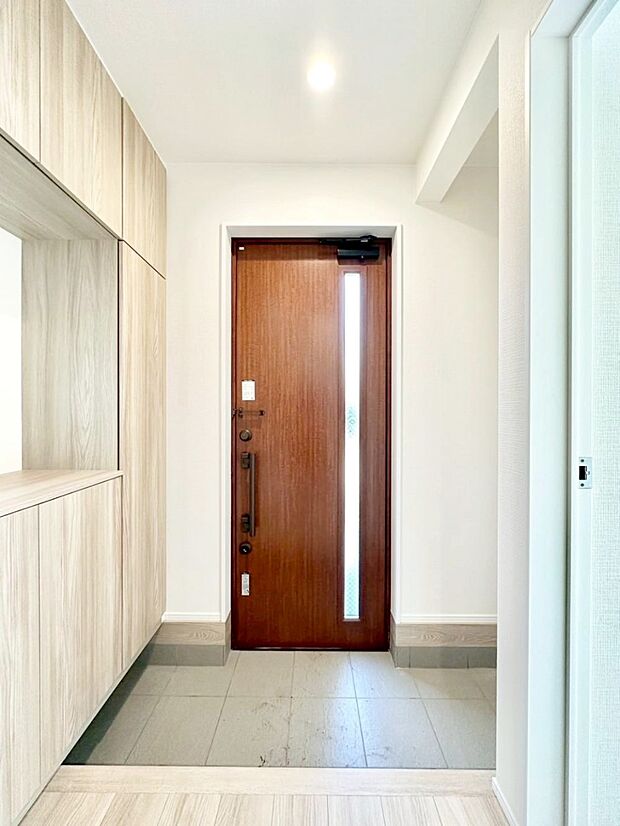 ガラススリットの入った玄関ドアが室内に光を届けてくれます