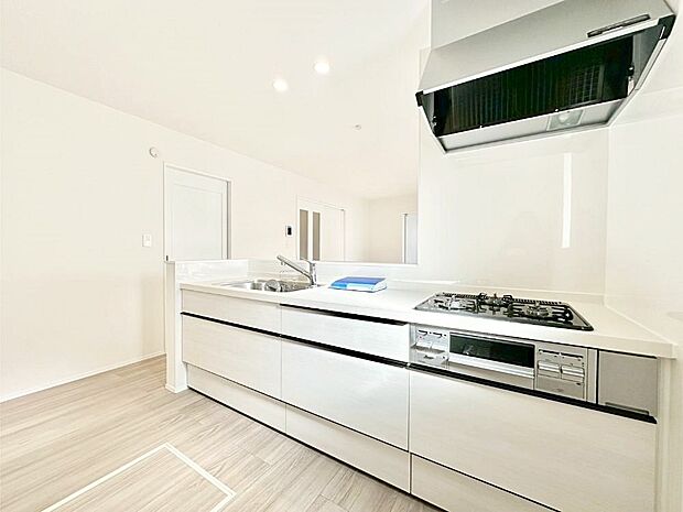 カウンター越しに楽しいおしゃべり。いつものお料理がもっと美味しくなりそうですね。