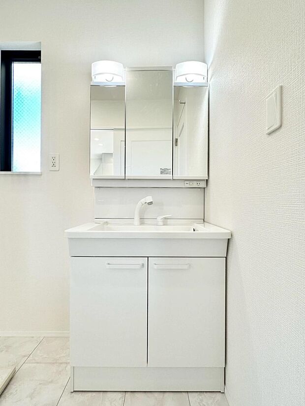 三面鏡の裏に、化粧品や衛生用品などを収納可能。洗面台をすっきりと保ちます！