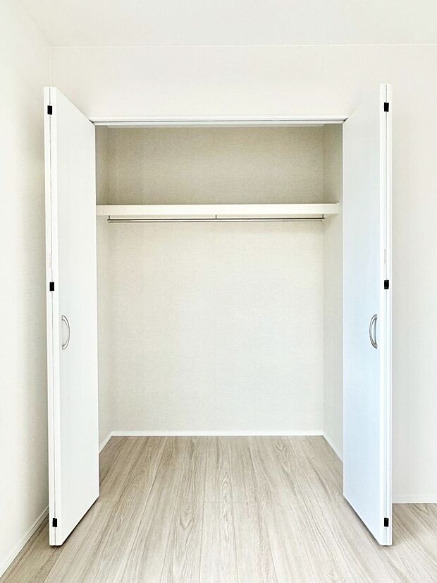 洋室のクローゼット。奥行きがあるので厚手の衣類もすっきり収まります。