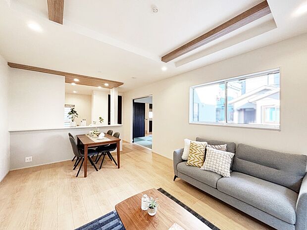 隣接の和室を開放すればさらに広々空間に