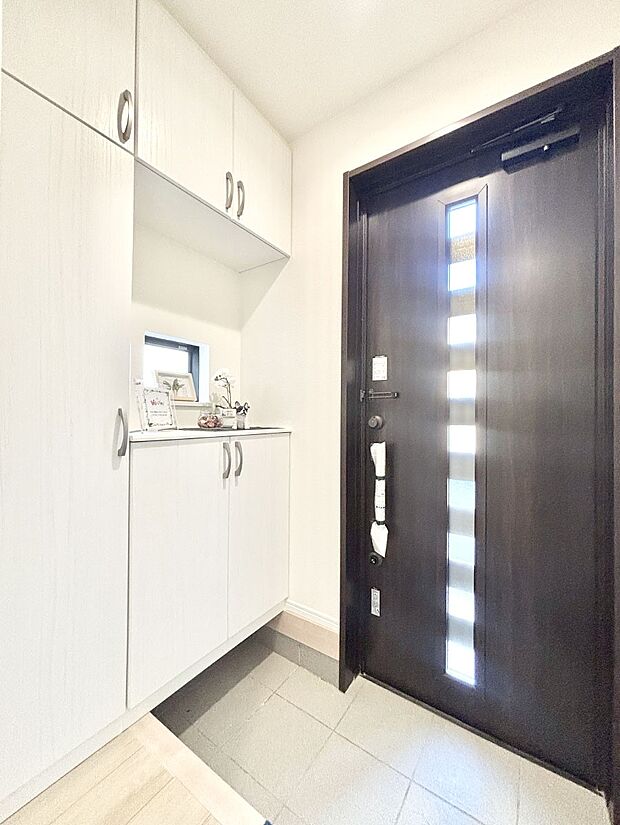 明るい玄関はお客様をお出迎えするのにぴったりです！ 