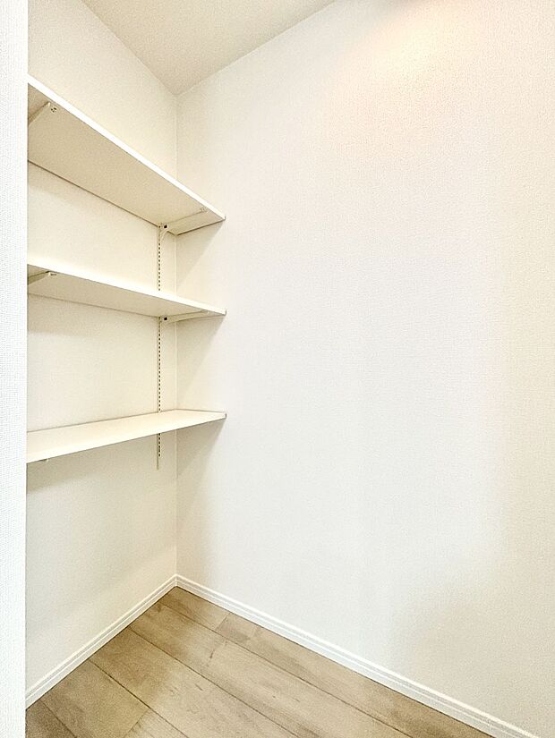 キッチンにはパントリー！食材のストックはもちろん、日用品の収納など使い方はいろいろ！