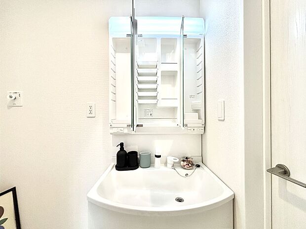 三面鏡の裏に、化粧品や衛生用品などを収納可能。洗面台をすっきりと保ちます！