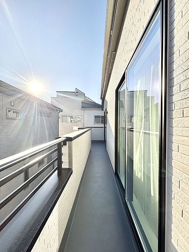 南向きのバルコニー！ご家族の洗濯物はもちろん、お布団もたっぷり干せます！