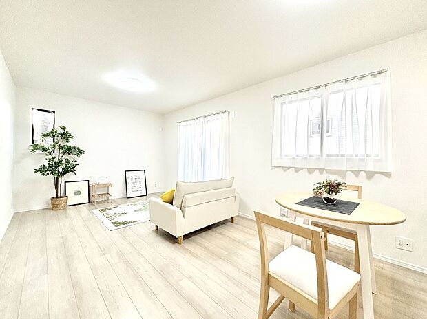 明るい陽光が注ぎ、寛ぎの雰囲気に満たされるダイニング。   