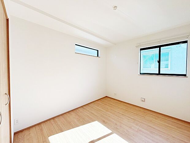 窓からのやさしい光が心地よいプライベートルーム