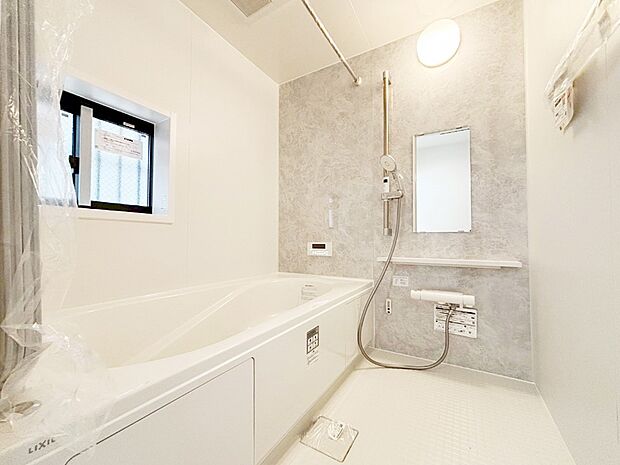 一日の疲れを癒してくれる明るい清潔感のあるバスルーム