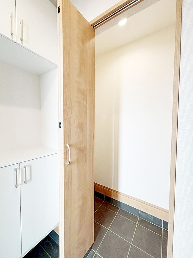 大きなものも片付く土間収納付きで、いつでも玄関はスッキリ