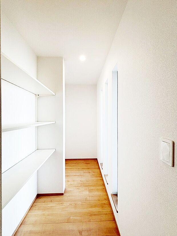 食品のストックや調理器具の保管に便利な可動棚付きパントリー