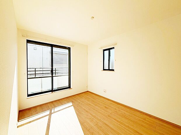 バルコニーが開放感をプラスしてくれる洋室