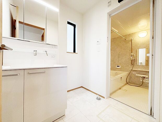 清潔感ある洗面化粧室で朝の身支度も快適