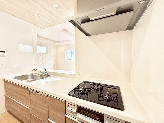 リビングで遊ぶお子様を見守りながらお料理ができる対面キッチン。  