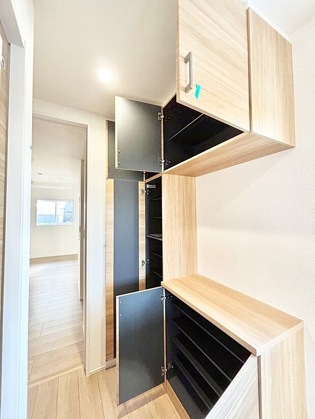 収納力ある下駄箱の活用で玄関廻りはいつでもスッキリ  