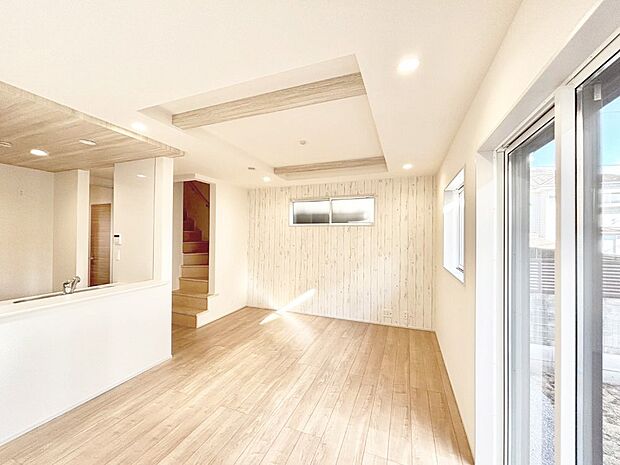 明るい陽光が注ぎ、寛ぎの雰囲気に満たされるダイニング。   