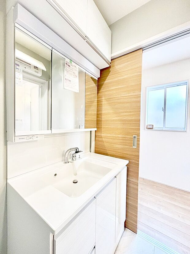 身支度もスムーズにおこなえる脱衣場。  