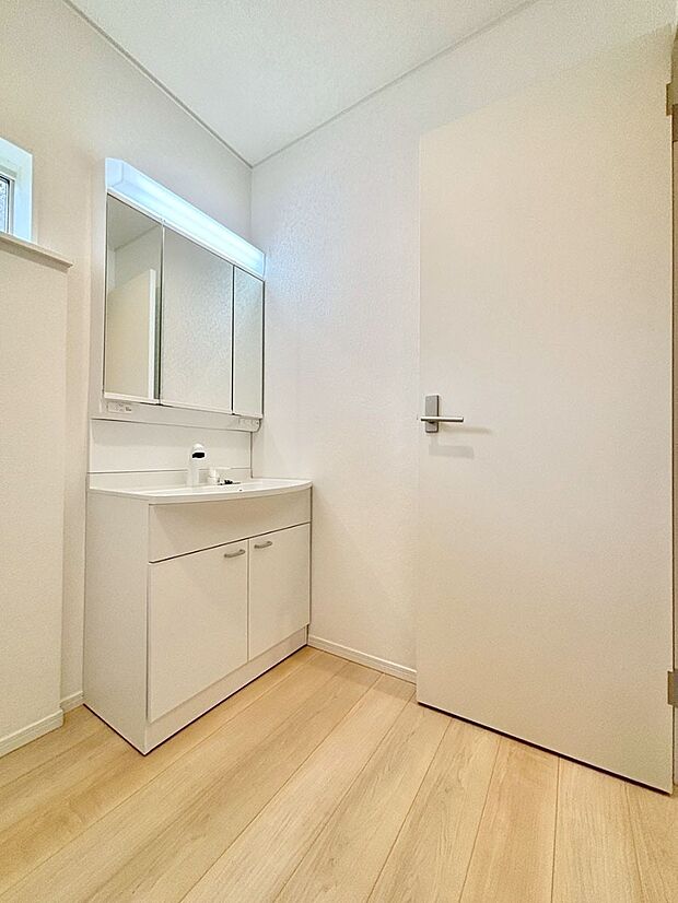 明るい洗面所は毎朝の身支度も楽しくできちゃいそうです。