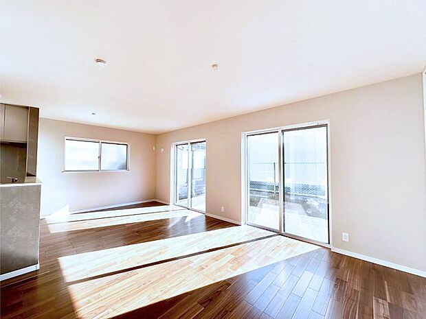 大きな窓からたっぷりの陽光と風を感じられるリビング