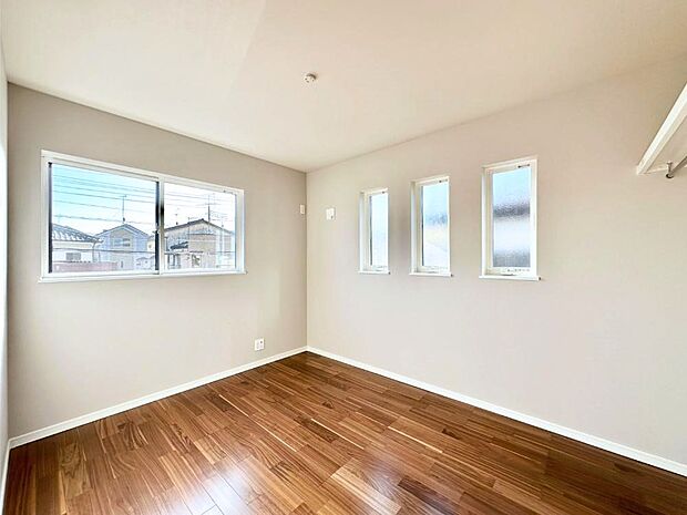 窓からのやさしい光が心地よいプライベートルーム