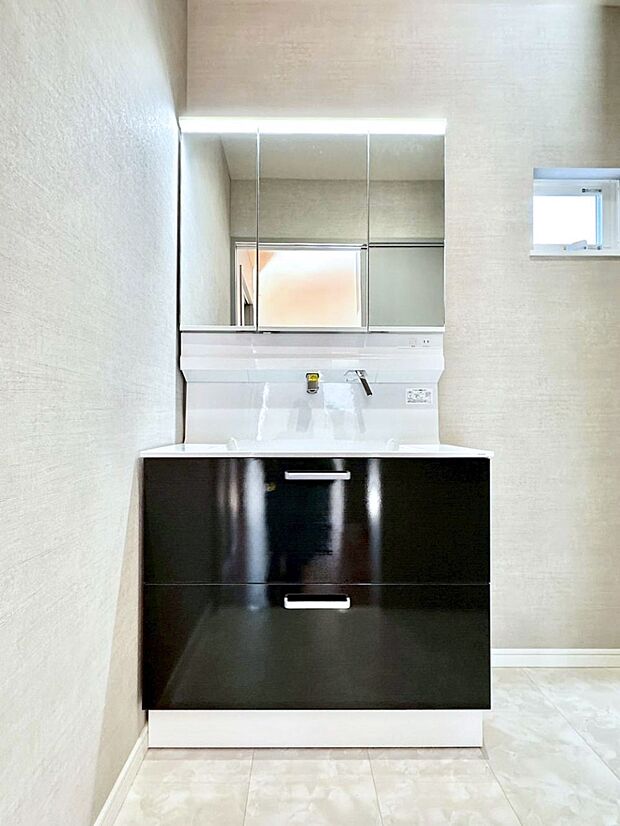 大きく見やすい三面鏡で清潔感ある洗面台は、身だしなみチェックや肌のお手入れにおすすめです。 