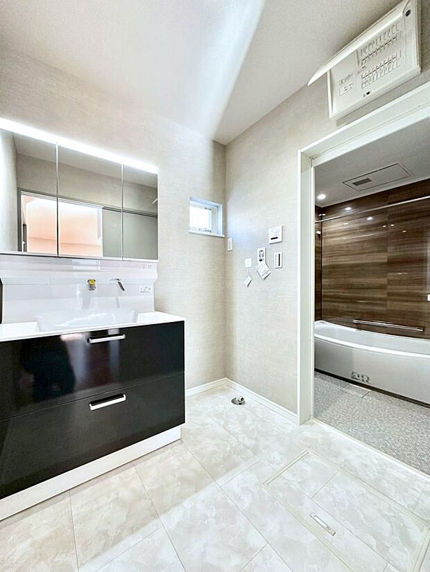 清潔感のある快適空間です。毎日の身支度も気持ち良くお使い頂けます。 