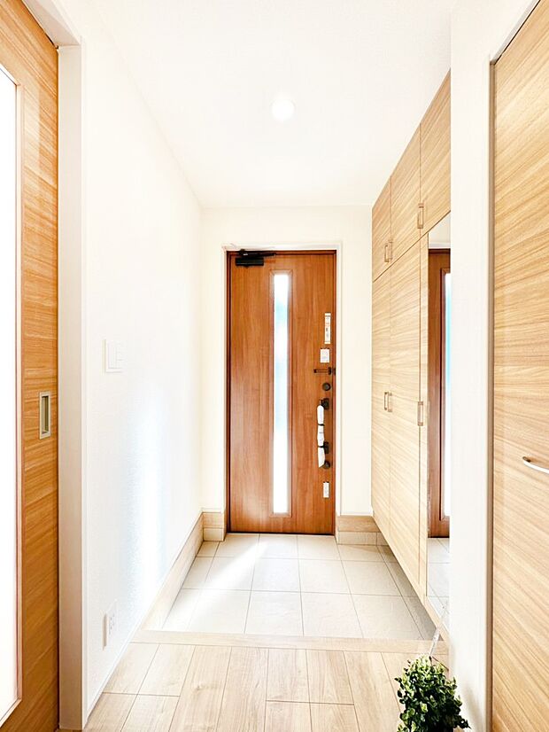 明るい陽光が入り込む玄関。ご家族の靴もスッキリ収納できる玄関収納付き！