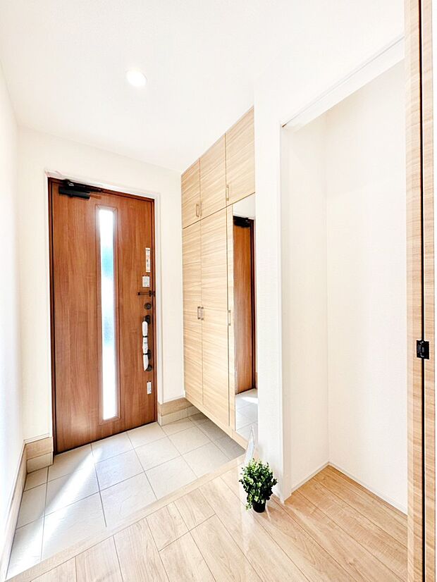 玄関ホールにある収納はお掃除道具などを収納しておくのに便利